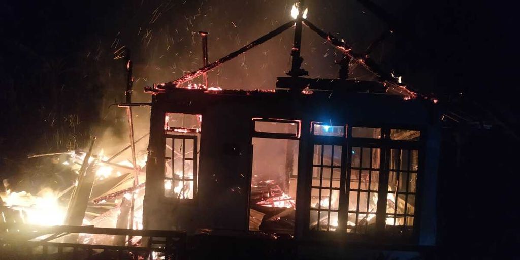 Sebuah rumah terbakar di Balekambang, Selomerto, Wonosobo, Jawa Tengah, Rabu (2/3/2022) dini hari. Satu orang tewas dalam kebakaran ini.