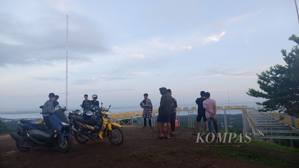 Pengunjung bersantai di puncak Bukit Mamake, Desa Sarang Tiung, Kecamatan Pulau Laut Sigam, Kabupaten Kotabaru, Kalimantan Selatan, Rabu (6/7/2022). Sejak dibuka secara resmi sebagai obyek wisata pada Desember 2021, banyak orang naik ke puncak Bukit Mamake.