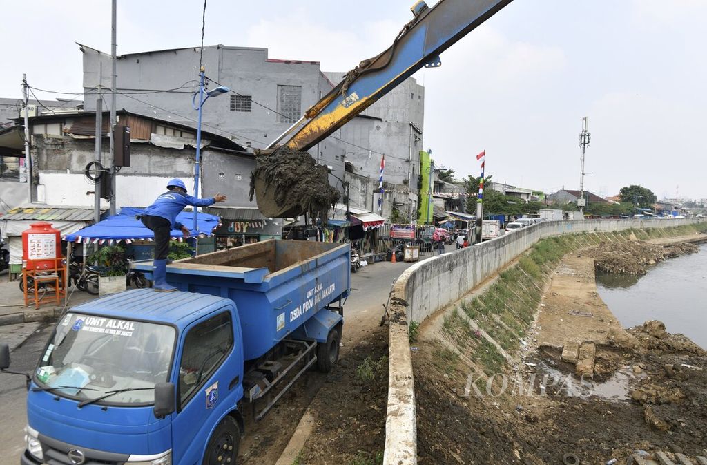 Selain pengerukan endapan untuk meningkatkan kapasitas dan daya tampung sungai, Pemprov DKI Jakarta masih akan melanjutkan sejumlah program pengendali banjir, seperti pembangunan polder pengendali banjir, pembangunan waduk, dan normalisasi sungai, Agustus 2020.