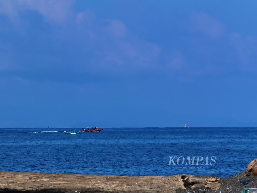 Tim SAR Gabungan mengitari kawasan perairan Tanjung Karang, Kota Mataram, Nusa Tenggara Barat, Senin (27/3/2023). 