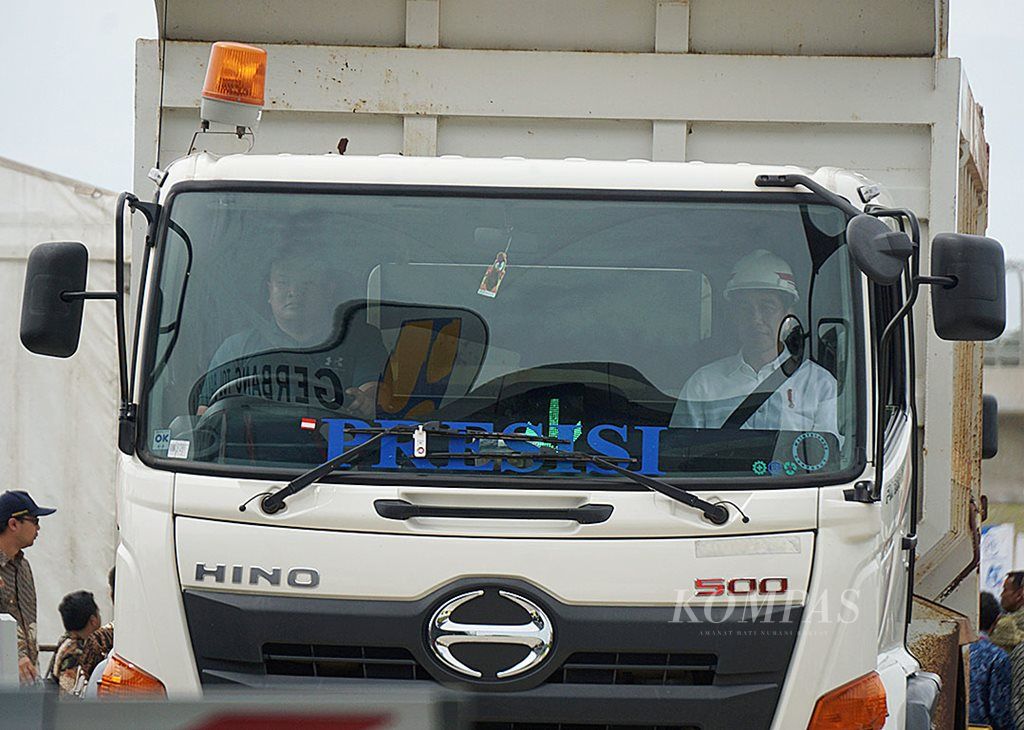 Presiden Joko Widodo naik truk untuk melakukan uji coba Jalan Tol Bakauheni-Terbanggi Besar Seksi 1 yang baru saja diresmikan di Bakauheni, Kabupaten Lampung Selatan, Lampung, Minggu (21/1).