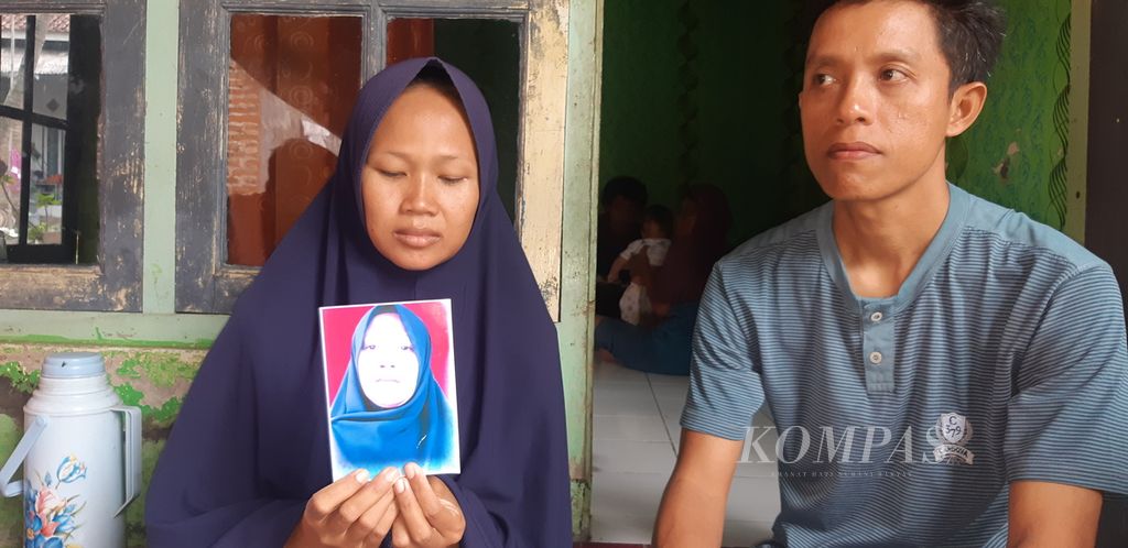 Sima (31), adik korban, menunjukkan foto kakaknya, Rasni, saat ditemui di rumahnya di Desa Cangkoak, Kecamatan Dukupuntang, Kabupaten Cirebon, Jawa Barat, Senin (27/11/2023). Rasni tewas oleh mantan suami sirinya, OS.