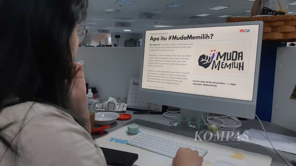 Tim Media Sosial Harian <i>Kompas </i>menyiapkan konten #MudaMemilih di Jakarta, Selasa (31/10/2023). Tim Media Sosial Harian <i>Kompas </i>meluncurkan program #MudaMemilih sebagai upaya edukasi politik kepada generasi muda. 