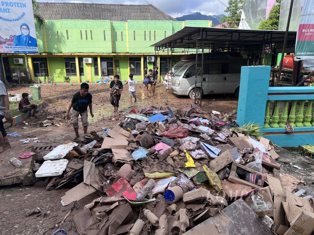 Goods pile up in front of the Enrekang Community Health Center, South Sulawesi, Sunday (28/4/2024). Flash floods hit Enrekang on Saturday night.