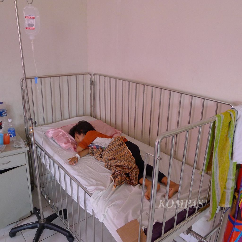 Rahayu Mulyasari (7), pasien demam berdarah dengue asal Desa Kurungdahu, Kecamatan Cadasari, Kabupaten Pandeglang, Banten, di Rumah Sakit Umum Daerah Berkah Pandeglang, Sabtu (6/2/2016).