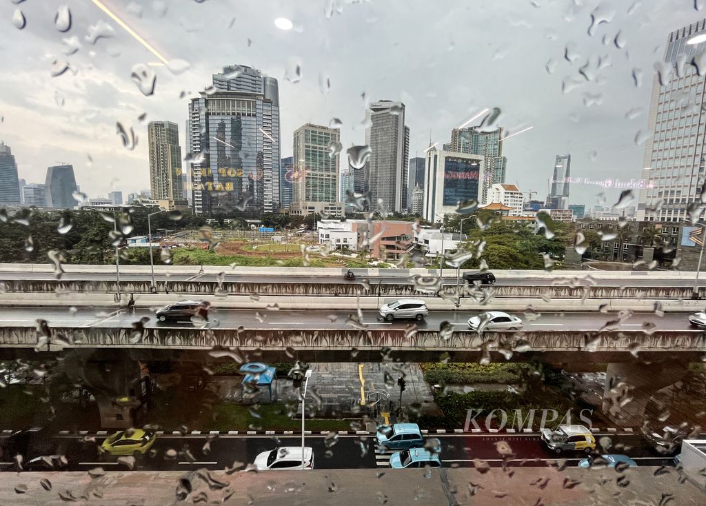 Suasana Jakarta selepas hujan dilihat dari pusat perbelanjaan di kawasan Kuningan, Jakarta Selatan, Rabu (13/7/2022). Tren inflasi global mengerek inflasi domestik yang pada Juni 2022 berada di level tertinggi dalam lima tahun terakhir.