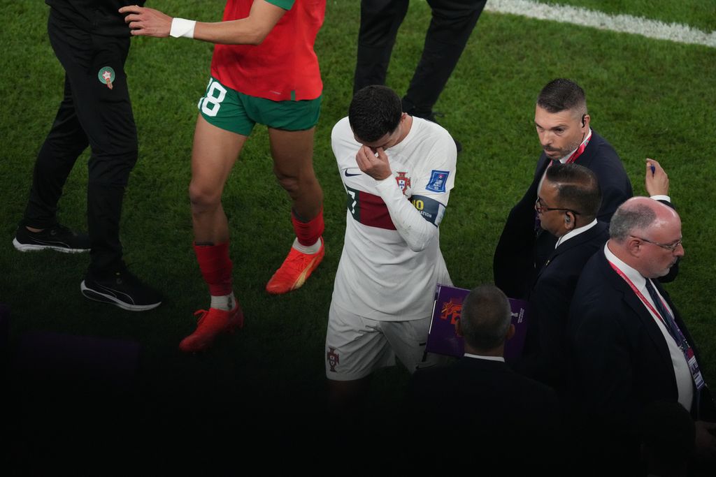 Pemain Portugal, Cristiano Ronaldo, menahan kesedihan saat meninggalkan lapangan seusai dikalahkan Maroko 1-0 di babak perempat final Piala Dunia 2022 di Stadion Al Thumama, Doha, Qatar, Sabtu (10/12/2022). 