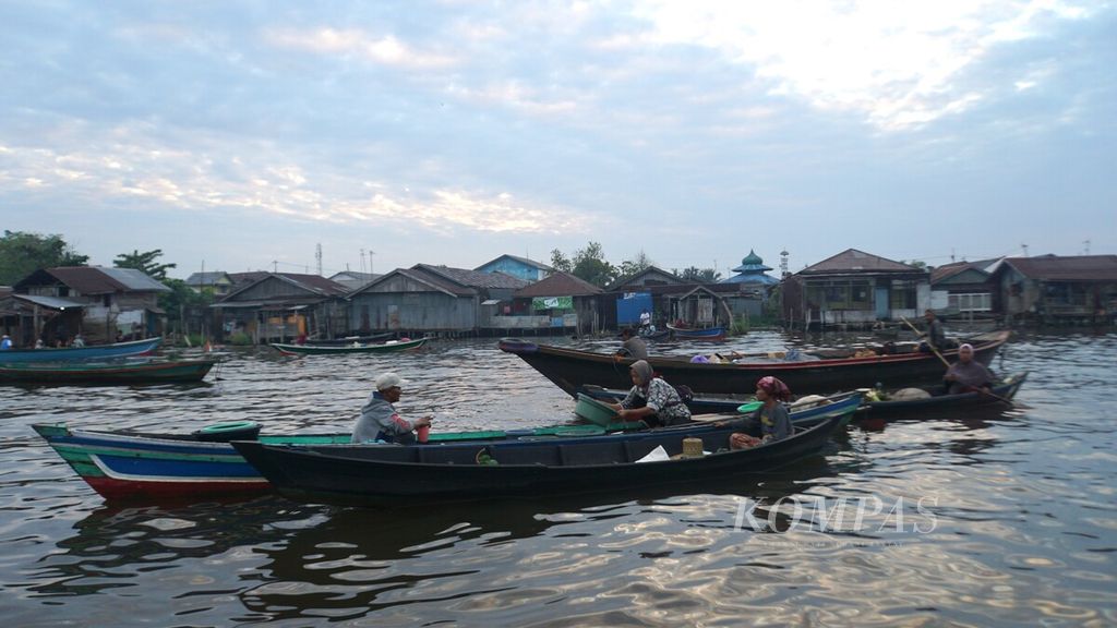 Para pedagang Pasar Terapung Muara Kuin yang tersisa di Sungai Barito dekat Dermaga Pasar Terapung Muara Kuin, Banjarmasin, Kalimantan Selatan, Sabtu (9/9/2023). 