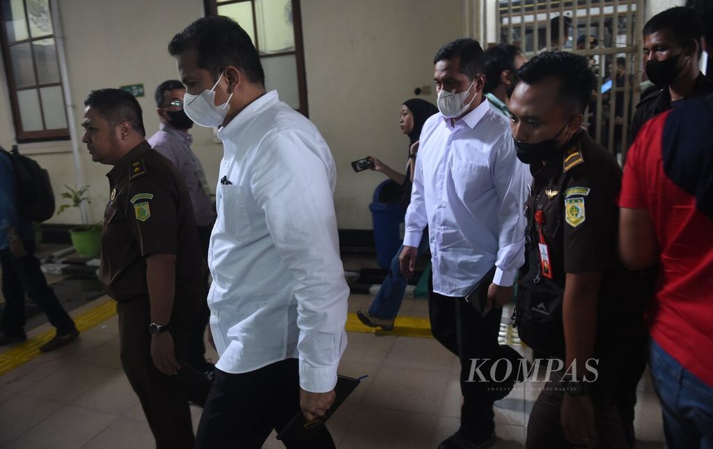 Terdakwa dari pihak kepolisian meninggalkan ruangan dalam sidang lanjutan kasus Tragedi Kanjuruhan di Pengadilan Negeri (PN) Surabaya, Jawa Timur, Kamis (26/1/2023). 