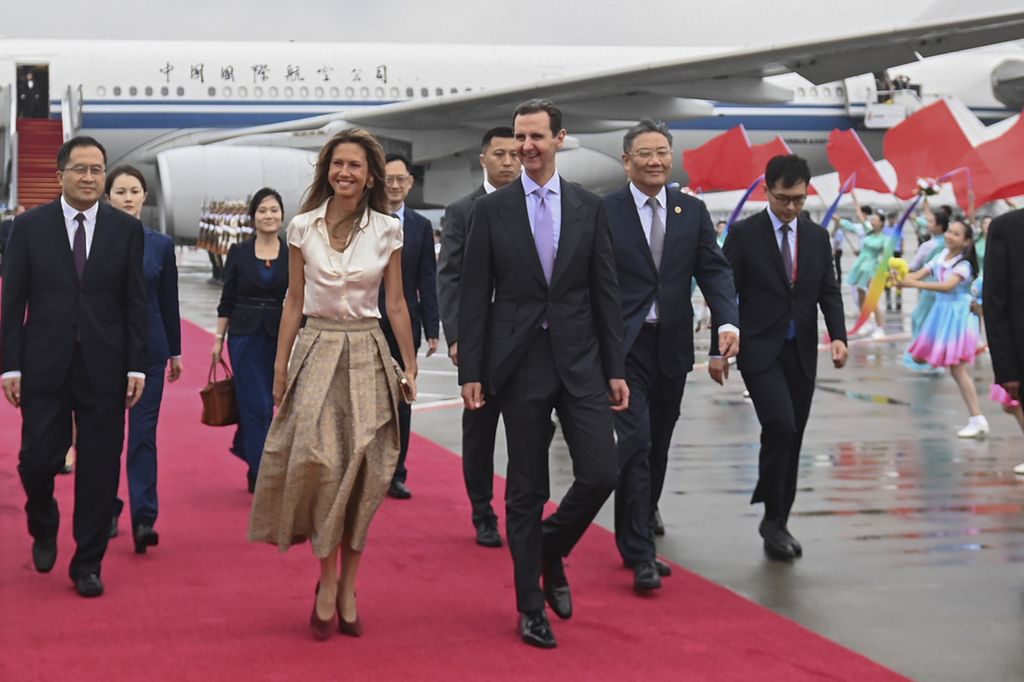 Presiden Suriah Bashar Assad (ketiga dari kanan) dan Ibu Negara Asma Assad tiba di Hangzhou, China, Kamis (21/9/2023). China dan Suriah mengumumkan kemitraan strategis kedua negara, Jumat (22/9/2023) seusai Assad bertemu dengan Presiden China Xi Jinping. 