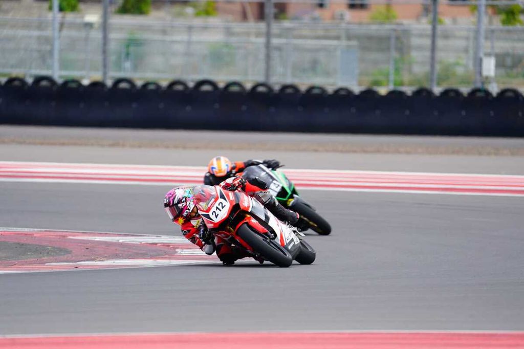 Pembalap Astra Honda Racing Team, Muhammad Kiandra Ramathiba membalap CBR250RR pada putaran keempat Asia Production Asia Road Racing Championship di Sirkuit Mandalika, Nusa Tenggara Barat, Lombok Tengah, Sabtu (27/7/2024).  Ramathiba yang berada di peringkat teratas masih berjuang mencari solusi untuk memangkas RPM sepeda motornya agar bisa lebih kompetitif.