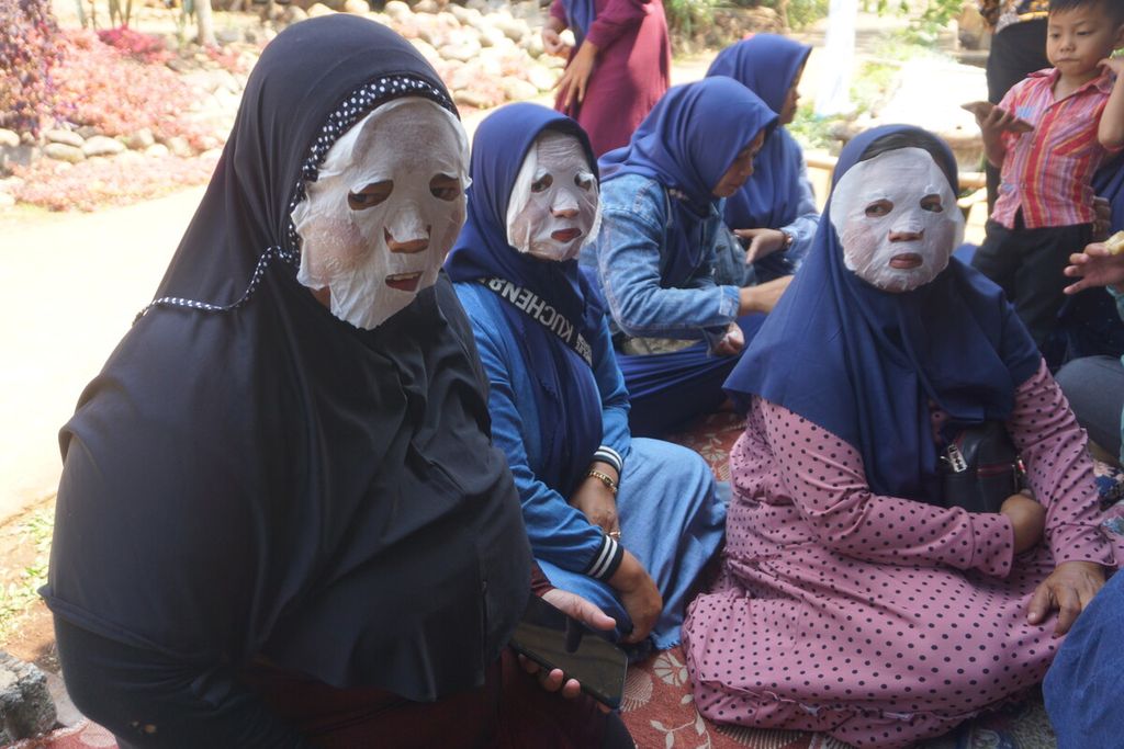 Para ibu rumah tangga mencoba masker madu hasil pelatihan budidaya lebah madu klanceng oleh Fakultas Biologi Universitas Jenderal Soedirman, Purwokerto, dan PNM di Desa Langgongsari, Cilongok, Banyumas, Jawa Tengah, Selasa (29/8/2023).