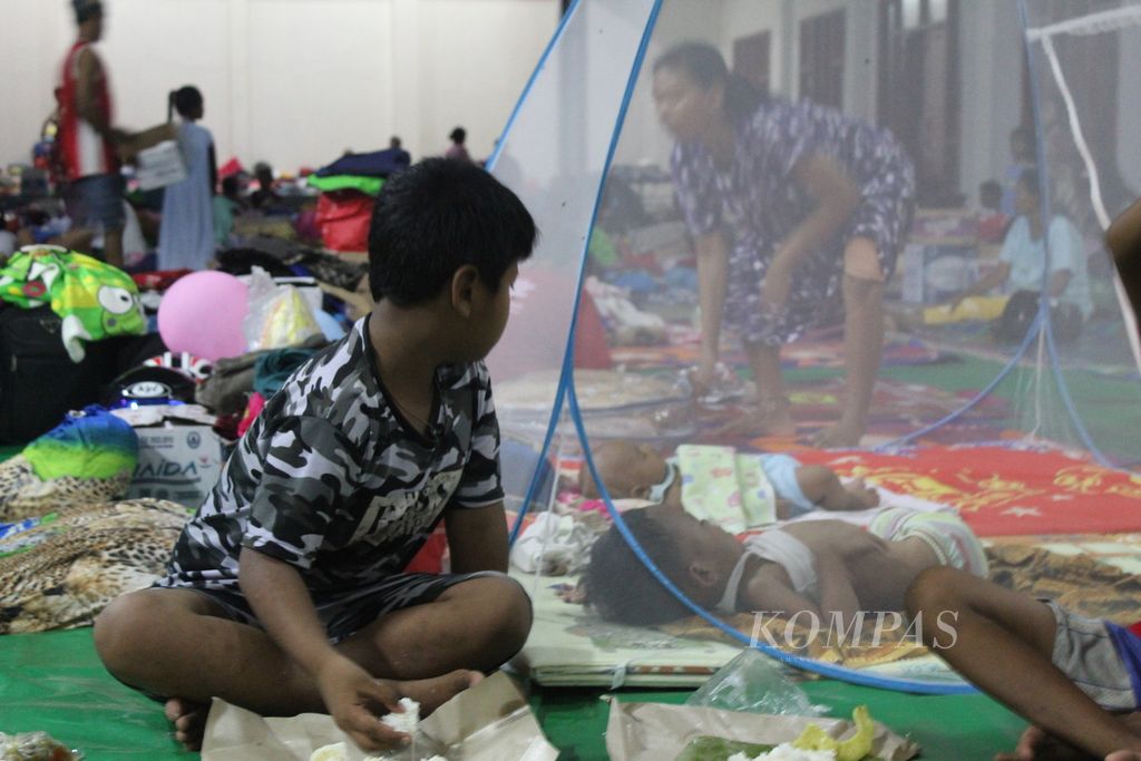 Pengungsi mulai dari bayi hingga warga lansia berkumpul di GOR Kumpai Batu Atas, Kabupaten Kotawaringin Barat, Kalimantan Tengah, pada Minggu (30/10/2022).