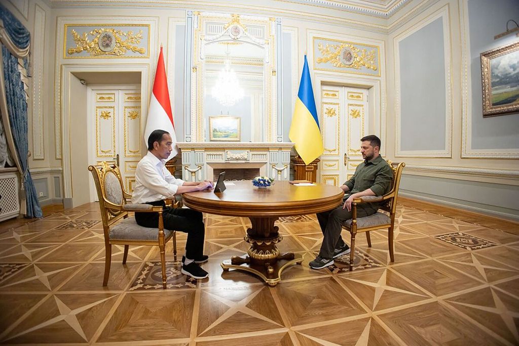 Dalam foto yang dirilis oleh Biro Pers Kepresidenan Ukraina pada Rabu (29/6/2022), tampak Presiden Joko Widodo berbincang serius dengan Presiden Vladymyr Zeleskyy di Istana Kepresidenan Ukraina di Kyiv.