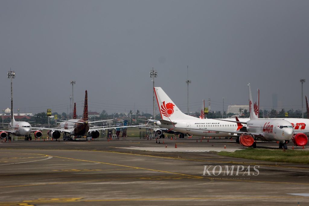 Pesawat milik maskapai Lion Air Group terparkir di Terminal 2 Bandara Soekarno-Hatta, Tangerang, Rabu (10/6/2020). 