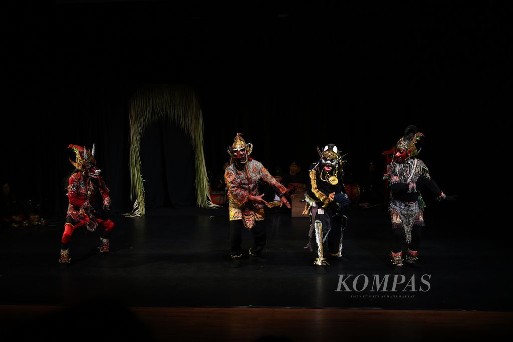 Dalang Zandri membawakan wayang topeng cerita dari Kabupaten Hulu Sungai Tengah dalam pementasan Panggung Maestro di Teater Wahyu Sihombing, Taman Ismail Marzuki, Jakarta, Sabtu (9/3/2024).