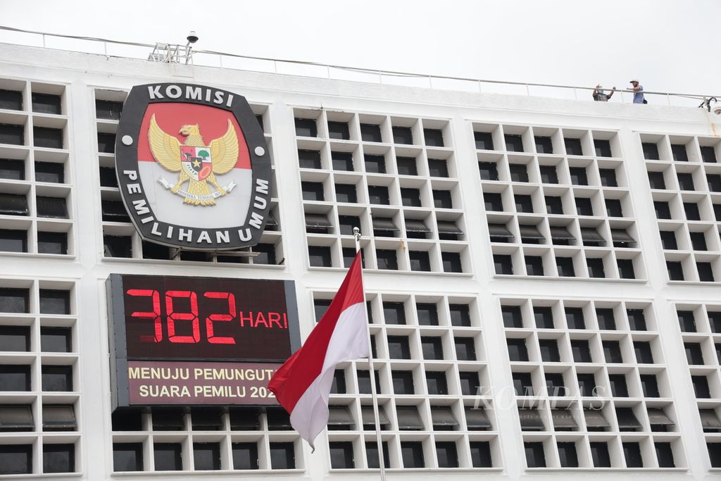 Monitor hitung mundur pelaksanaan Pemilu terpasang di kantor Komisi Pemilihan Umum, Jakarta, Jumat (27/1/2023). 