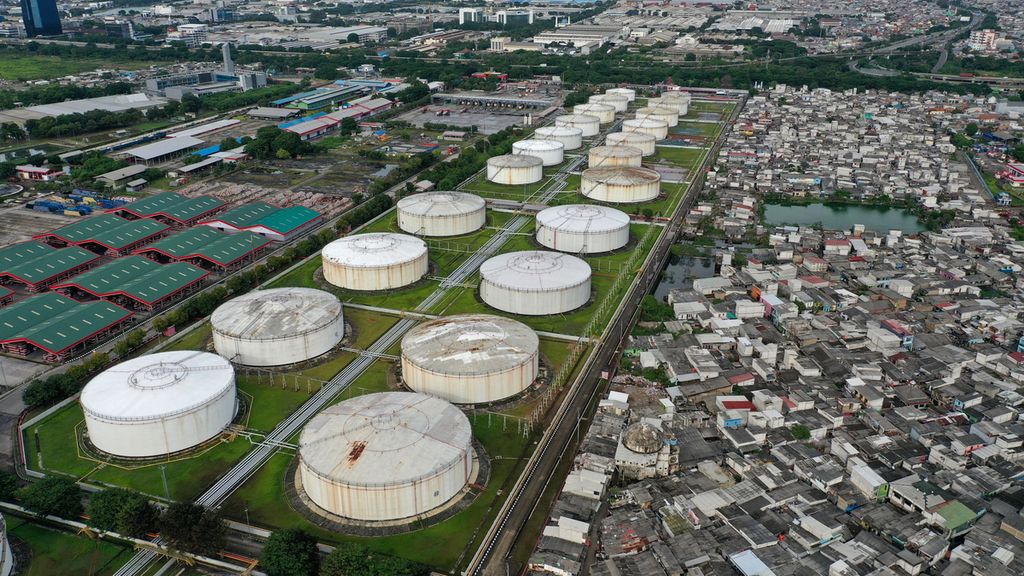 Foto udara hunian warga yang terpisah oleh pagar pembatas Depo Pertamina Plumpang di Kelurahan Rawabadak Selatan, Kecamatan Koja, Jakarta Utara, Sabtu (4/3/2023). Pemerintah Provinsi DKI Jakarta akan mengikuti keputusan pemerintah pusat terkait relokasi Depo Plumpang atau warga Tanah Merah di Jakarta Utara. 