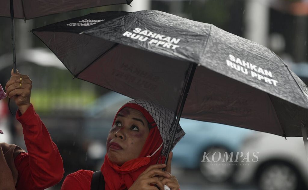 Koalisi Sipil untuk Undang-Undang Perlindungan Pekerja Rumah Tangga menggelar Aksi Rabuan Pekerja Rumah Tangga di depan Gedung DPR, Senayan, Jakarta, Rabu (1/2/2023).