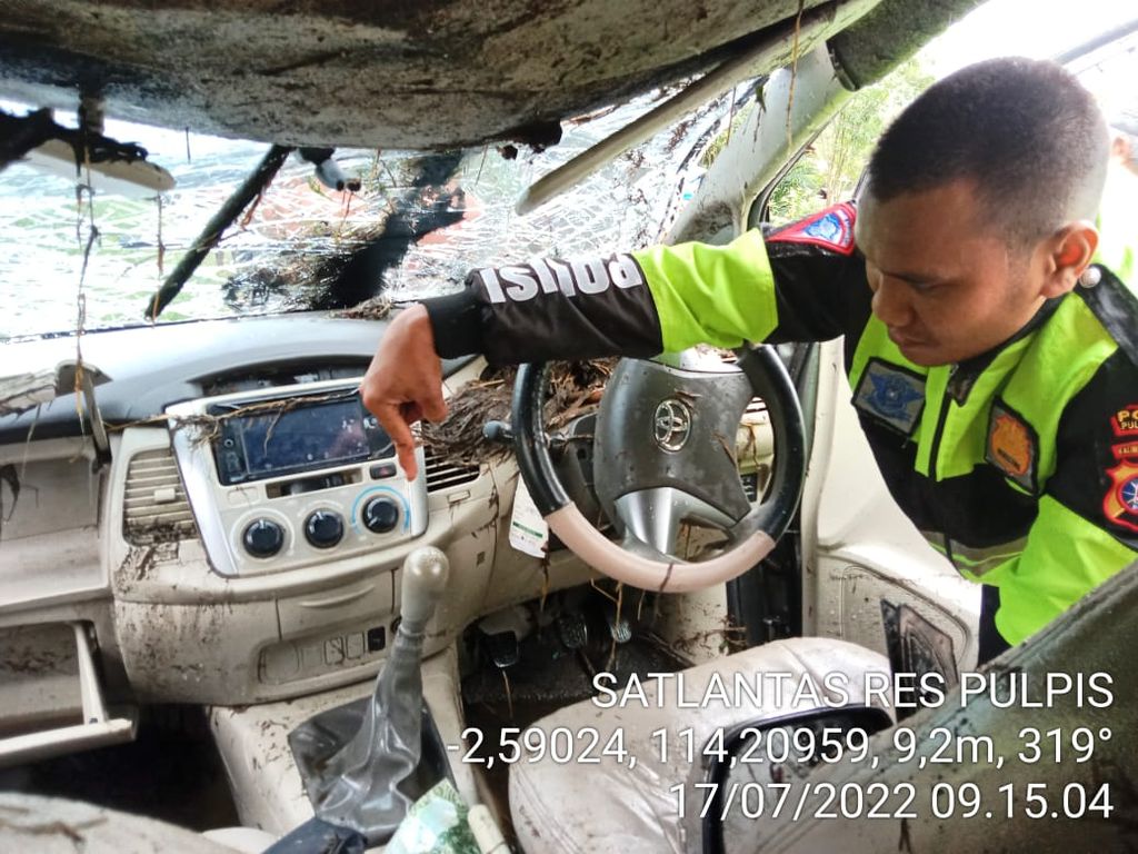 Kondisi bagian dalam mobil kecelakaan tunggal yang menewaskan enam orang ditunjukkan salah satu petugas Kepolisian Resor Pulang Pisau, pada Minggu (17/7/2022). Korban merupakan Kepala Kantor Wilayah Kementerian Agama Provinsi Kaltim beserta keluarganya.