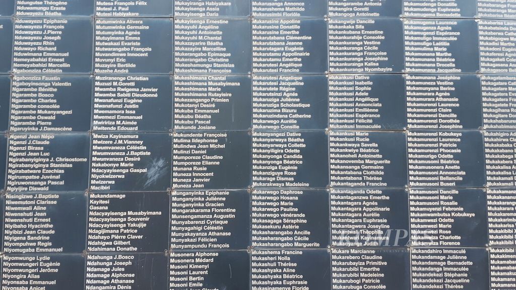Rwanda mengenang peringatan tragedi genosida selama sepekan penuh, 7 hingga 13 Mei 2024. Tampak nama-nama korban tertulis di Kigali Genocide Memorial di kota Kigali, Rwanda, Jumat (3/5/2024).