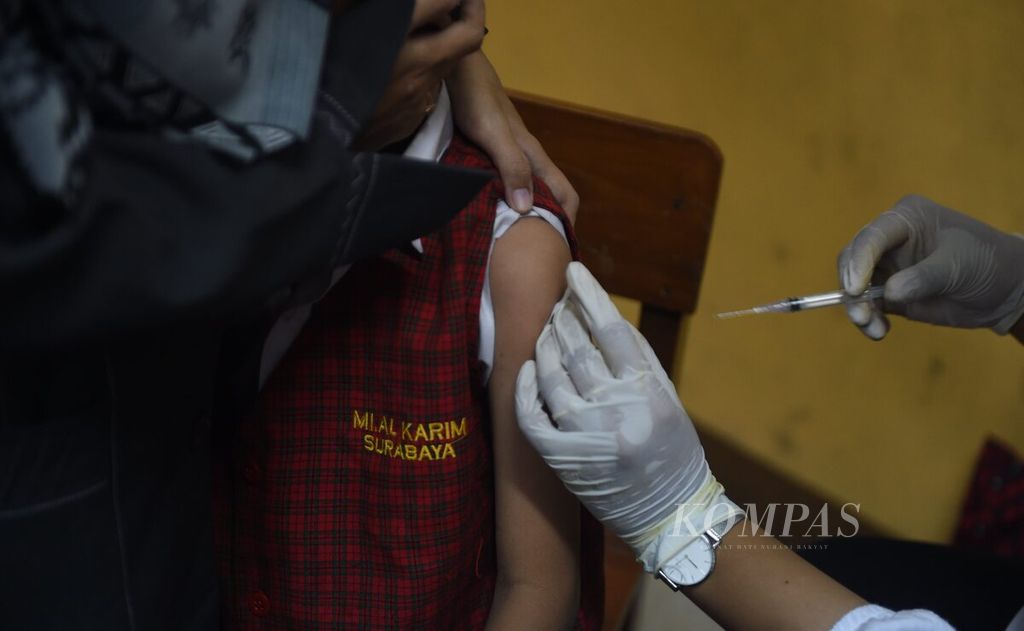 Siswa kelas I mendapatkan vaksin <i>measles rubela</i> (MR) di Madrasah Ibtidaiyah (MI) Al Karim, Surabaya, Jawa Timur, September 2022. Siswa kelas I mendapatkan imunisasi MR, sedangkan siswa perempuan kelas V dan VI mendapatkan imunisasi <i>human papillomavirus</i> (HPV).