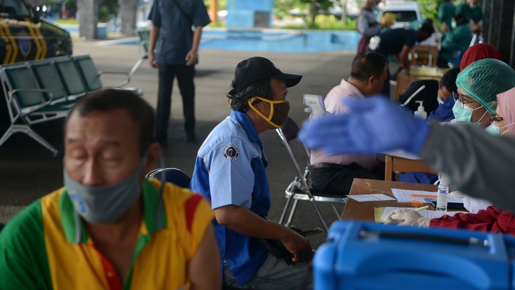 Sopir angkot diperiksa kesehatannya sebelum mendapat suntikan vaksin Covid-19 di Terminal Magersari, Kota Magelang, Jawa Tengah, Sabtu (27/3/2021). 