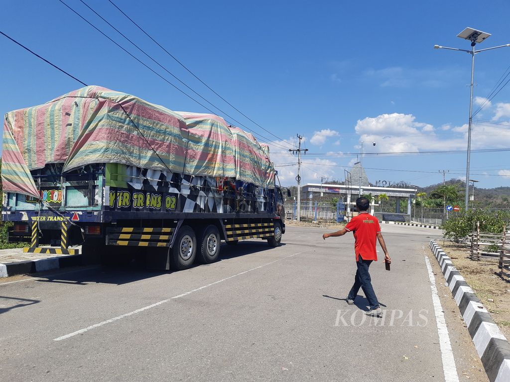 Truk yang membawa barang-barang ekspor bersiap masuk ke Pos Lintas Batas Negara Motaain di Kabupaten Belu, Nusa Tenggara Timur, Minggu (18/9/2022). Barang ekspor dimaksud hendak dibawa ke negara tetangga, Timor Leste.