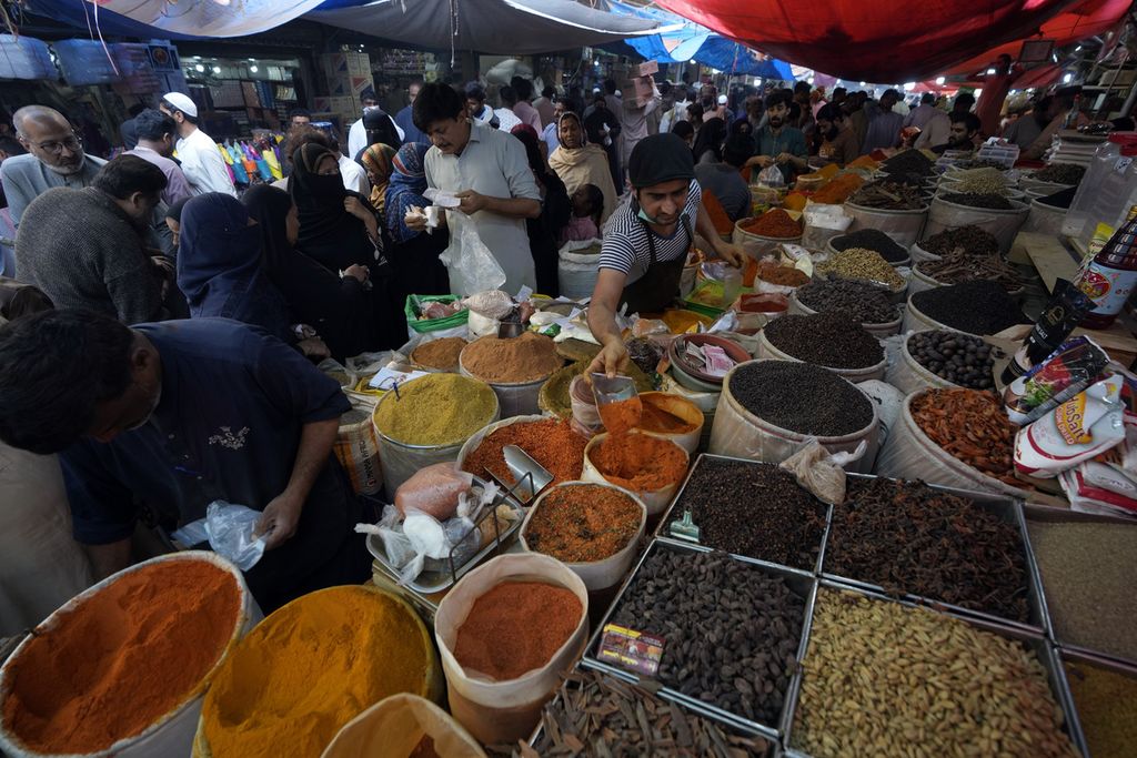 Warga Pakistan datang ke pasar untuk membeli barang-barang persiapan menyambut bulan puasa Ramadhan, di Karachi, Pakistan, pada 9 Maret 2024.