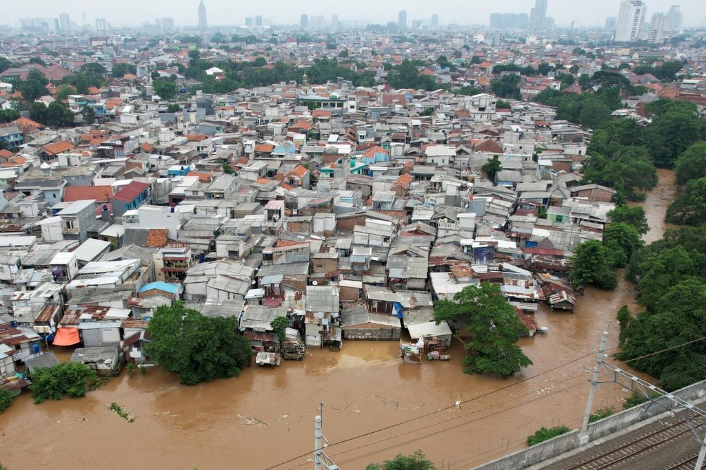 Suasana permukiman padat yang sebagian besar dihuni warga miskin di tepi Sungai Ciliwung yang membelah wilayah Jatinegara, Jakarta Timur, Senin (10/10/2022). Tingginya target pemerintah dalam menekan angka kemiskinan pada kisaran 7,5-8,5 persen di tahun 2023 perlu didukung dengan keberpihakan lewat kebijakan dan politik anggaran pemerintah. 