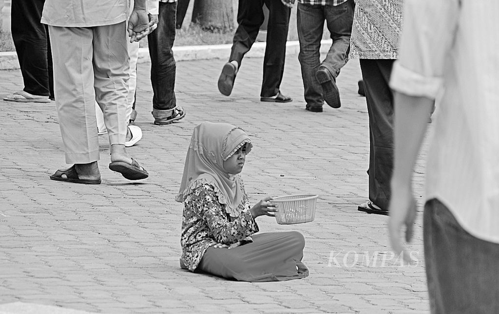 Pengemis cilik di halaman Masjid Raya Baiturrahman, Banda Aceh, Jumat (2/5/2014). Mereka adalah bagian dari potret kemiskinan di negeri kaya, tetapi miskin, yakni Provinsi Aceh. Tak kurang Rp 27,4 triliun akumulasi dana otsus yang ditransfer pemerintah pusat ke Aceh dari 2008 hingga 2013.