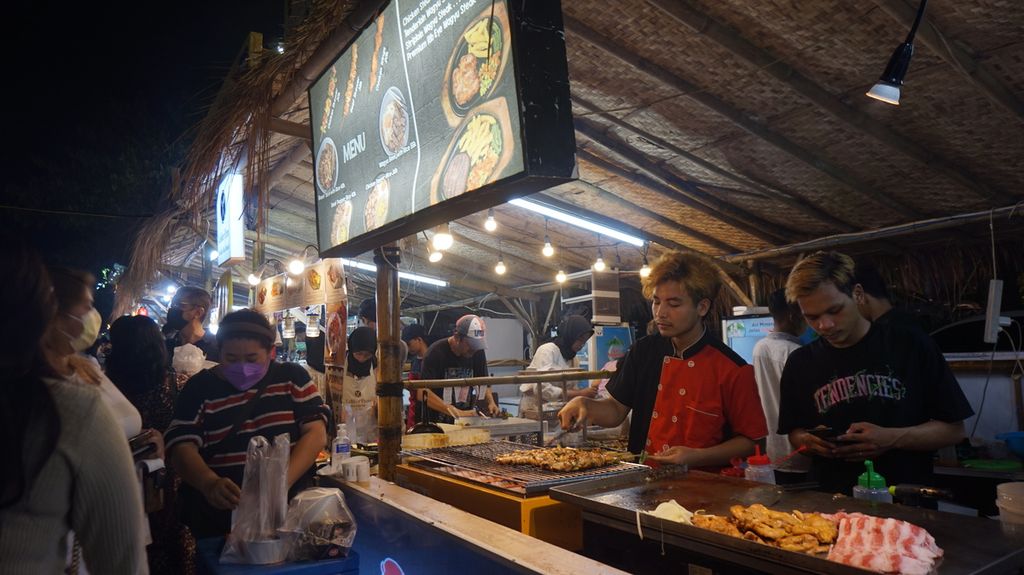Stan menjual menu nasi dengan daging panggang di Pasar Malem Tjap Toendjoengan di Parkir Timur Pakuwon City Mall, Surabaya, Jawa Timur, Kamis (4/5/2023) malam.