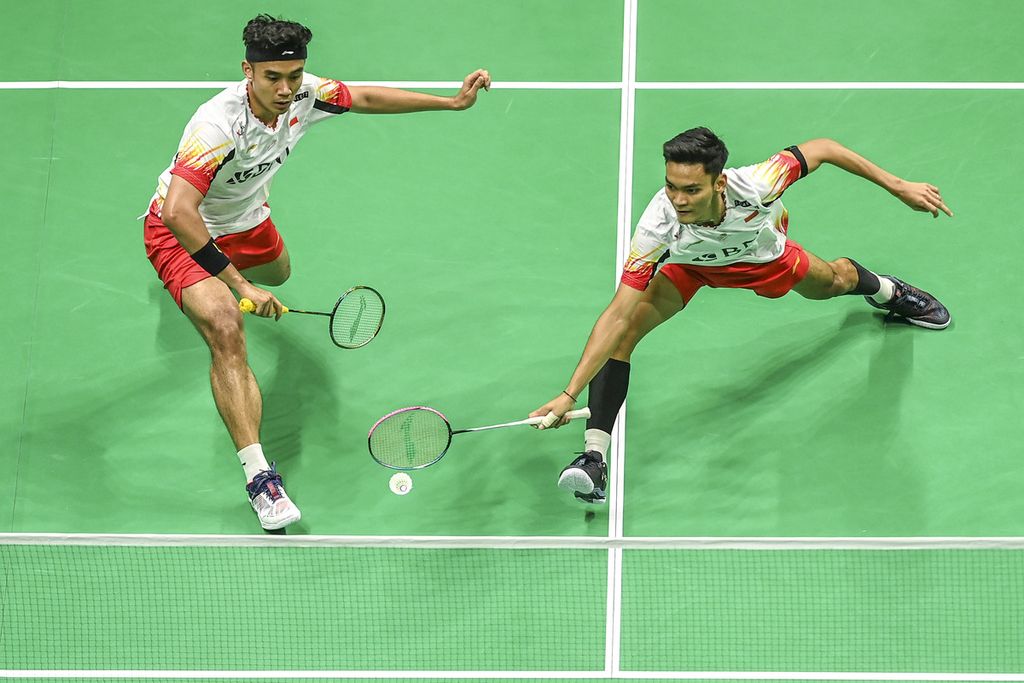 Indonesia's men's doubles team, Muhammad Shohibul Fikri/Bagas Maulana, attempt to return the shuttlecock towards their opponents, South Korea's men's doubles team Kang Min-hyuk/Seo Seung-jae, in the quarter-finals of Thomas Cup 2024 in Chengdu, China, on Friday (3/5/2024).