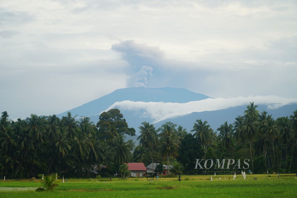 Kawah Gunung Marapi mengeluarkan asap dan abu vulkanik difoto dari Nagari Lubuk Alung, Kecamatan Lubuk Alung, Kabupaten Padang Pariaman, Sumatera Barat, Senin (4/12/2023). 