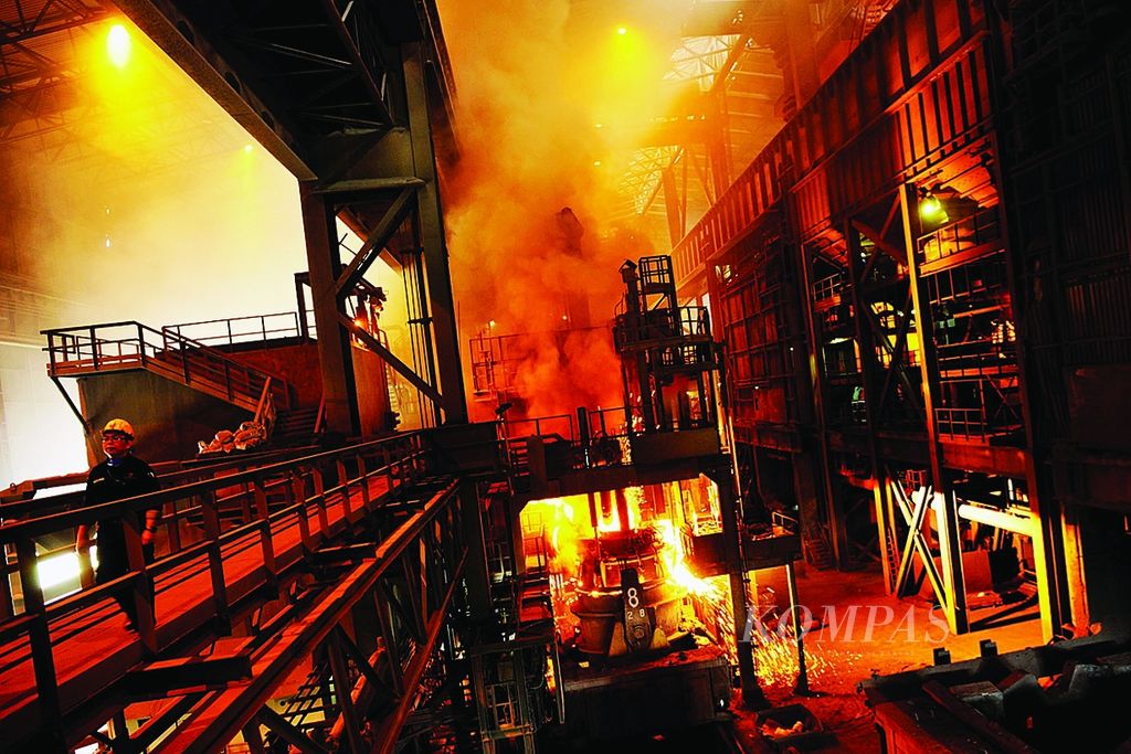 Proses produksi baja di pabrik baja PT Krakatau Steel, Cilegon, Banten, Rabu (6/2/2013).