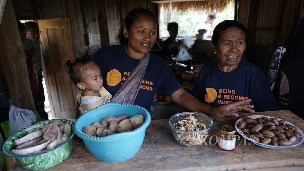 Anggota Lakoat.Kujawas memasak pangan lokal di Foodlab Ume Fatumfaun di Desa Taifob, Kecamatan Mollo Utara, Kabupaten Timor Tengah Selatan, NTT, Sabtu (5/8/2023). Bahan pangan lokal diambil dan dipanen dari sekitar desa. 