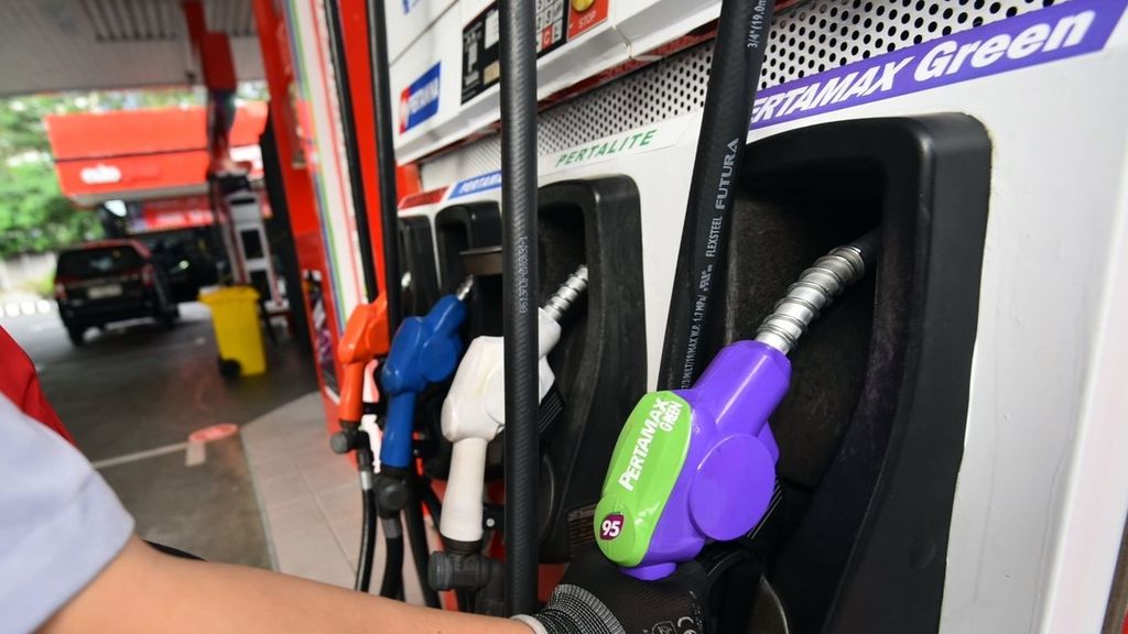 Tampak nozzle untuk Pertamina Green 95 yang merupakan campuran gasoline (bensin) dengan bioetanol sebesar 5 persen (E5) di salah satu SPBU di Jakarta, Senin (25/7/2023). Pertamax Green 95 mulai dikenalkan Pertamina ke publik, sebagai bahan bakar kendaraan yang lebih ramah lingkungan.