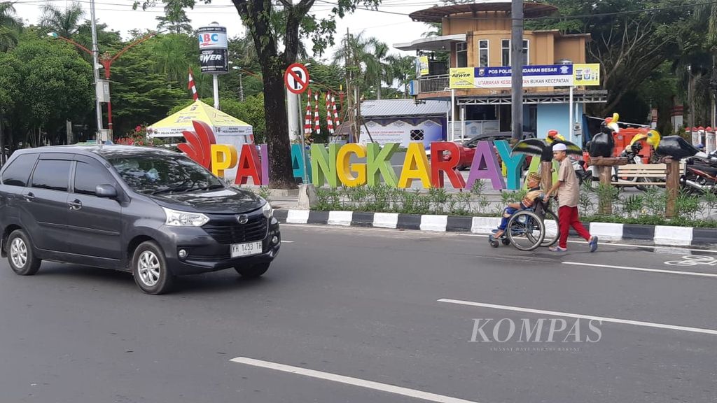 Seusai shalat Idul Fitri di Bundaran Besar Palangkaraya, Kalimantan Tengah, warga kembali ke rumah. Jalan yang sempat ditutup pun dibuka kembali untuk kendaraan melintas, Rabu (10/4/2024).