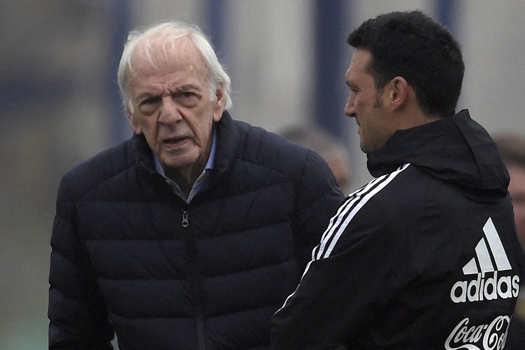 Argentine national team manager Luis Cesar Menotti conversed with Argentine national team coach Lionel Scaloni during training in Ezeiza, Buenos Aires on May 28, 2019, before the Copa America event. The Argentine Football Federation announced Menotti's passing at the age of 85, on Monday (5/6/2024) morning WIB.