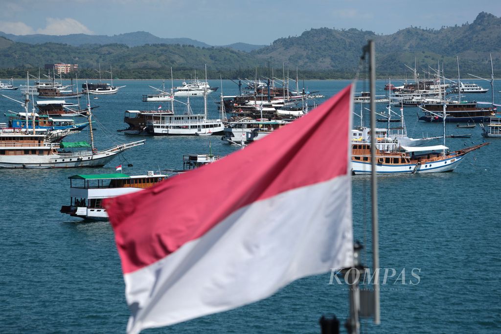 Kapal pinisi bersandar di Kawasan Pelabuhan Labuan Bajo, Manggarai Barat, Nusa Tenggara Timur, Sabtu (6/5/2023). Sebagian kapal pinisi ini dijadikan tempat menginap bagi tamu KTT ke-42 ASEAN. Banyaknya tamu yang datang ke Labuan Bajo untuk KTT ASEAN membuat sebagian tamu-tamu ini menginap di kapal dikarenakan akomodasi di darat tidak mencukupi. KOMPAS/HERU SRI KUMORO 06-05-2023