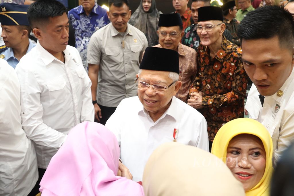 Wakil Presiden Ma'ruf Amin bersama Wakil Presiden ke-6 Try Sutrisno (dua dari kanan) dan Wakil Presiden ke-10 dan ke-12 Jusuf Kalla (tiga dari kanan) seusai mengikuti Halalbihalal Idul Fitri 1445 Hijriah Majelis Ulama Indonesia di Jakarta, Selasa (7/5/2024).