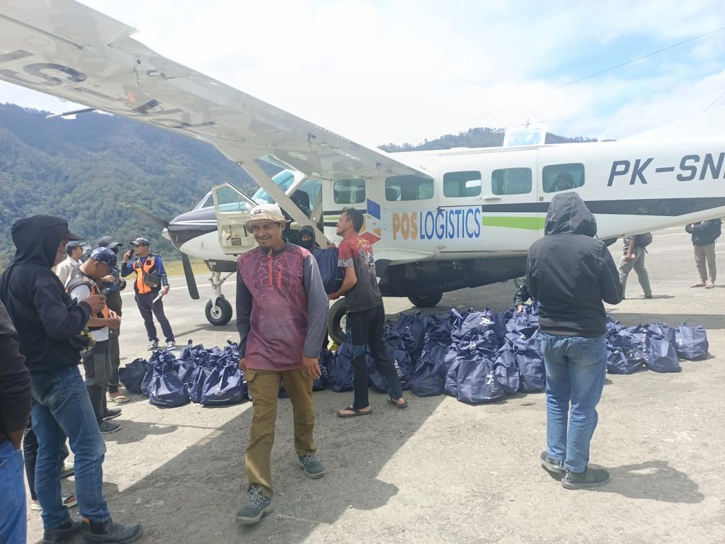 Penyaluran bantuan dari Pemerintah Provinsi Papua Tengah untuk bencana longsor yang melanda Distrik Sugapa, Kabupaten Intan Jaya, Papua Tengah, Selasa (6/2/2024).