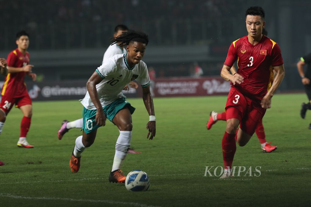 Penyerang tim Indonesia U-19, Ronaldo J Kwateh (tengah), mengontrol bola dikawal pemain Vietnam U-19, Trinh Hoang Canh, pada laga pertama Grup A Piala AFF U-19 2022 di Stadion Patriot Candrabhaga, Bekasi, Jawa Barat, Sabtu (2/7/2022). 