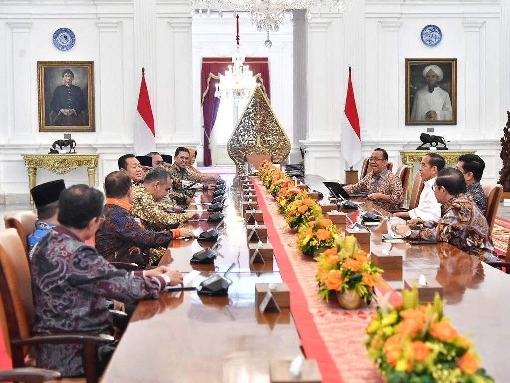 Presiden Joko Widodo bertemu Ketua MPR dan delapan wakil ketua MPR di Istana Merdeka, Jakarta, Jumat (28/6/2024). 