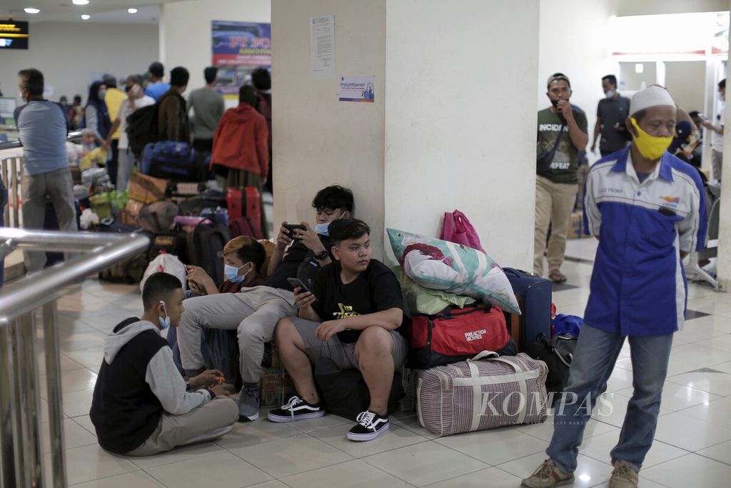Calon penumpang bus antarkota antarprovinsi (AKAP) menunggu keberangkatan bus di Terminal Terpadu Pulo Gebang di Jakarta Timur, Selasa (18/5/2021). 