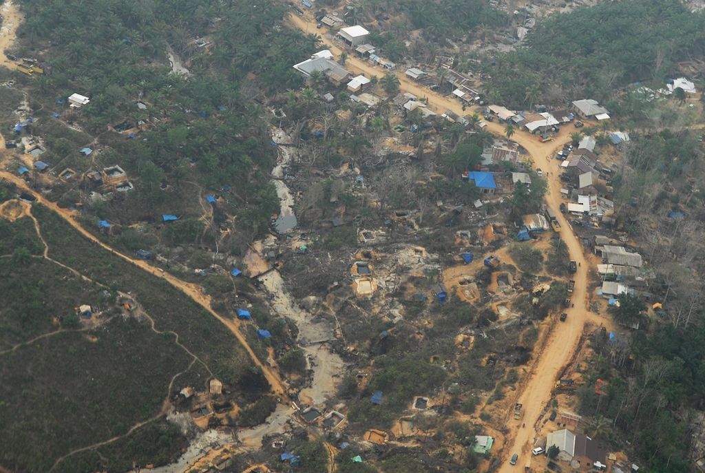 Aktivitas tambang minyak ilegal kian masif merambah Taman Hutan Raya Sultan Thaha Syaifudin atau Tahura Senami di Kabupaten Batanghari, Jambi. 