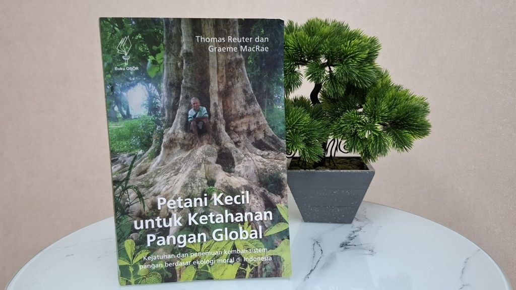 Halaman muka buku berjudul <i>Petani Kecil untuk Ketahanan Pangan Global</i>.