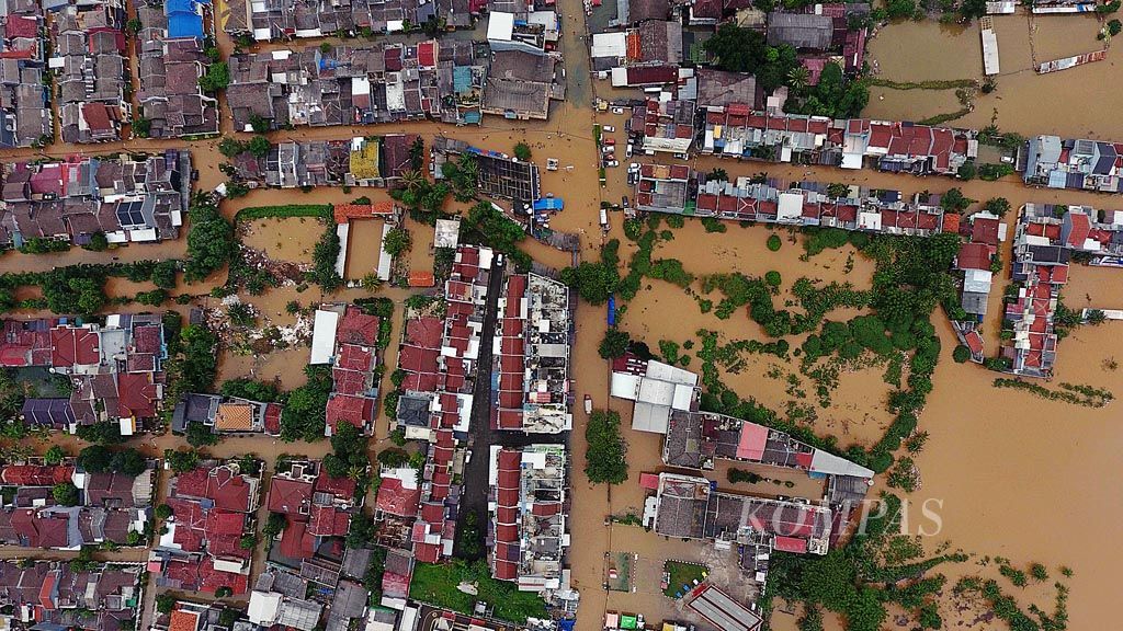 Banjir menggenangi kawasan permukiman dan memutus akses di Kelurahan Bintara Jaya, Kota Bekasi, Jawa Barat, Selasa (21/2).  Hujan yang terus-menerus mengguyur wilayah Jakarta, Bogor, Depok, Tangerang, dan Bekasi (Jabodetabek) sejak Selasa dini hari membuat sejumlah kawasan di Jabodetabek terendam banjir.