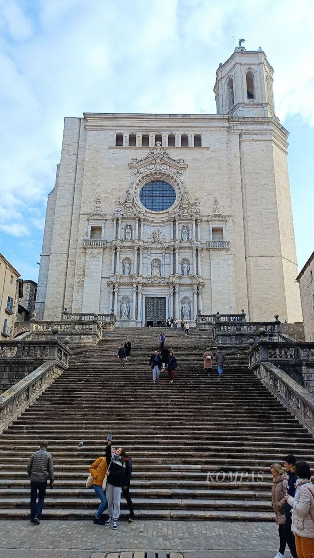 Warga berfoto di depan tangga Katedral Girona di Girona, Spanyol, 9 Desember 2023. 