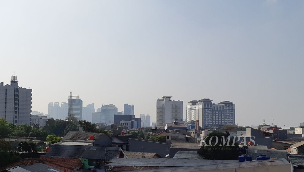 Kondisi langit Jakarta pukul 15.00 di wilayah Tanah Abang, Jakarta Pusat, Kamis (24/8/2023).